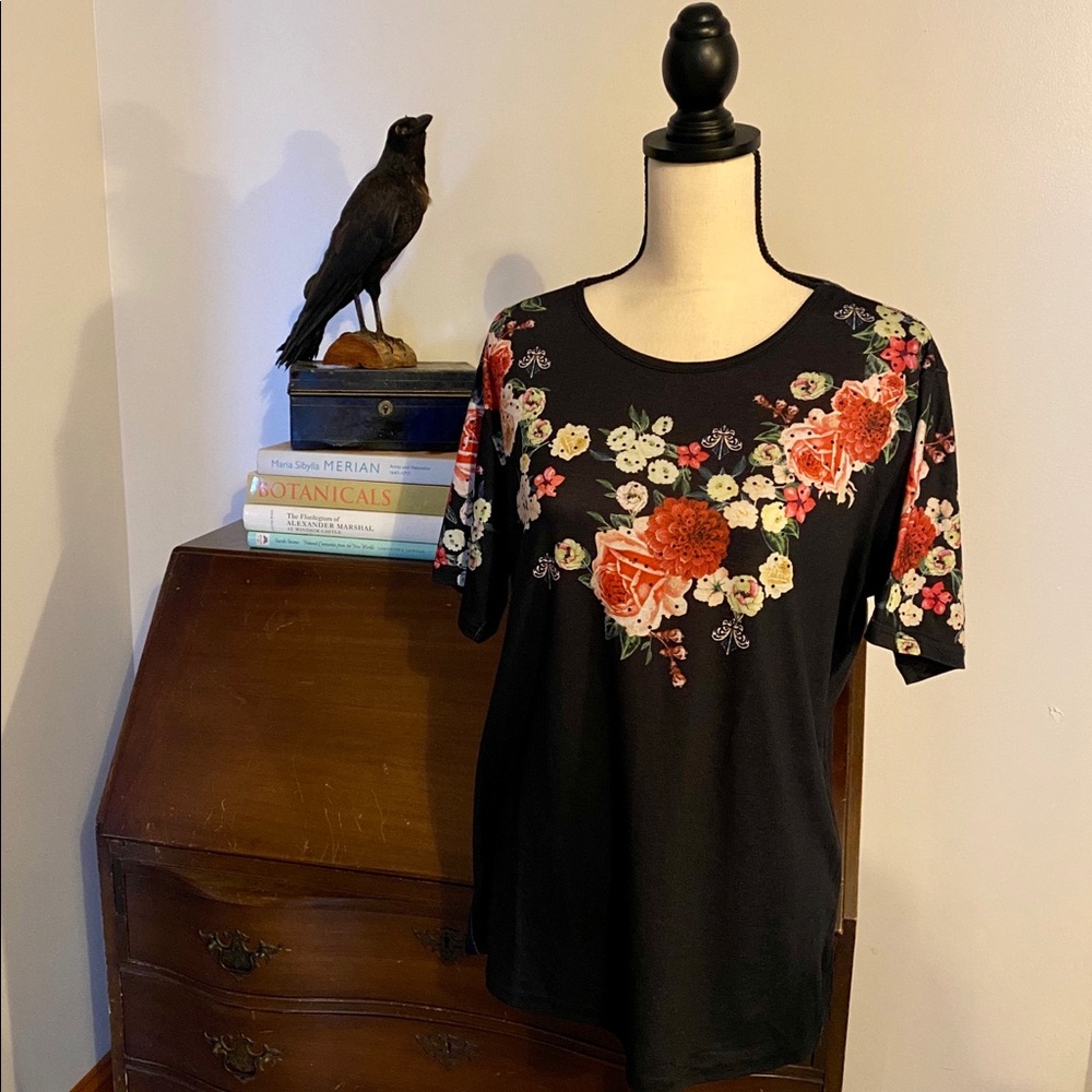 Black Red Rose Floral Short Sleeve T-shirt